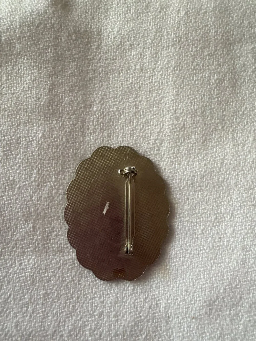 Vintage 80's Gold-Tone Scalloped Oval Brooch With Black Center Stone